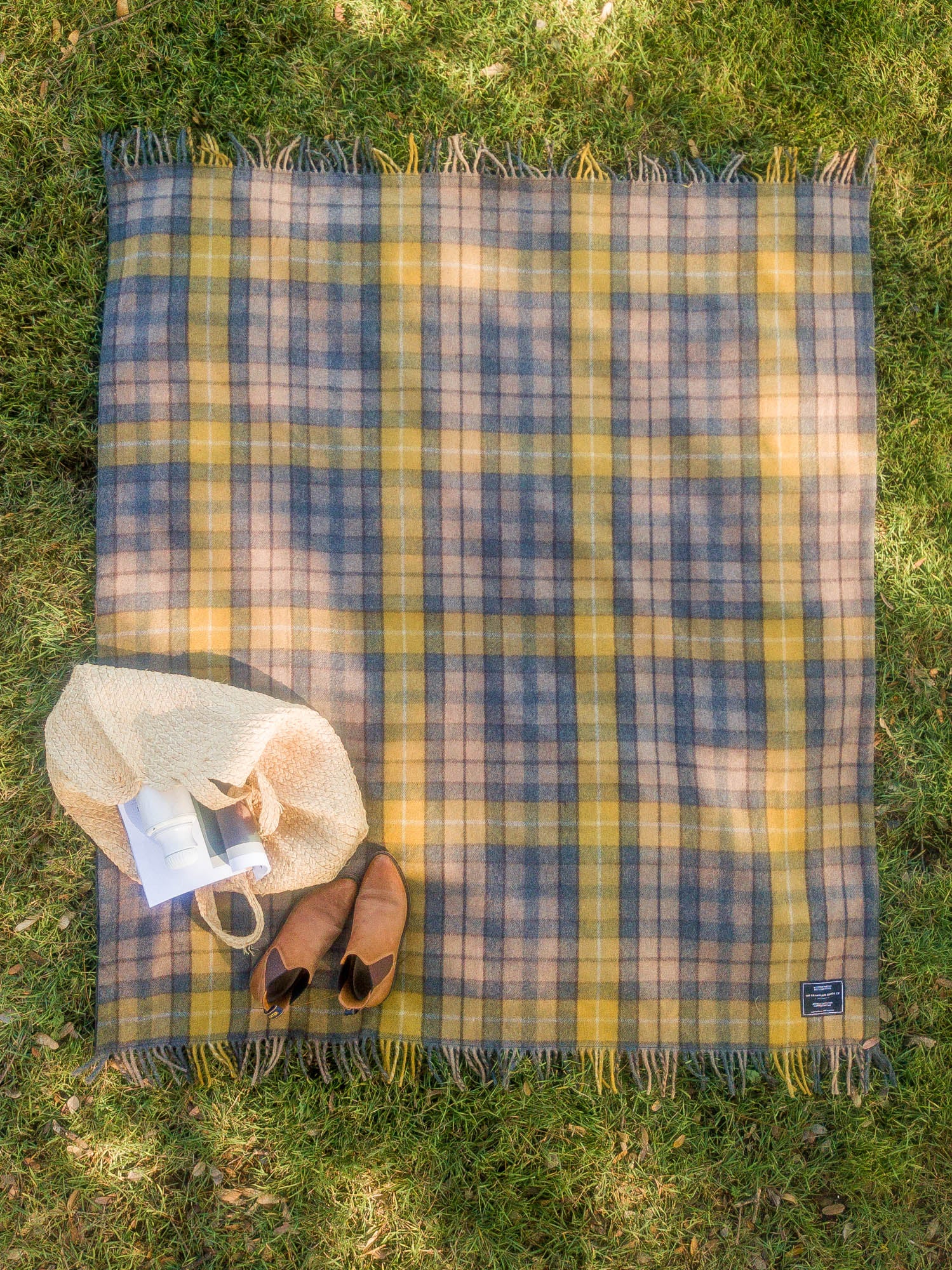 The Grampian Goods Co - HERITAGE COLLECTION Recycled Wool Scottish Tartan Blanket: Gold